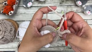 Мини зайка брелок крючком. Подробный мастер-класс.