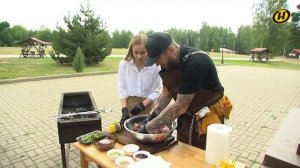 Готовит шашлык на базе "Олимпиец" Международного университета "МИТСО" шеф-повар Леонид Могдалов