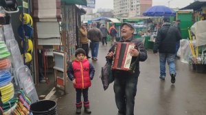 Цыган играет на баяне и очень красиво поет