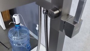 CS51001-9. Напольный смеситель для отдельно стоящей ванны в цвете оружейная сталь. Кубический хит.