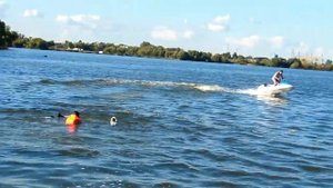 Весёлый старт на водных лыжах при буксировке за гидроциклом