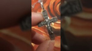 Расхламилась. Выбросила золотые украшения и дешёвую бижутерию. Самое дорогое в моих запасах сломано