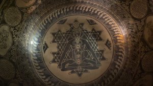 Кованая тибетская поющая чаша огромная 58см напольная для ног