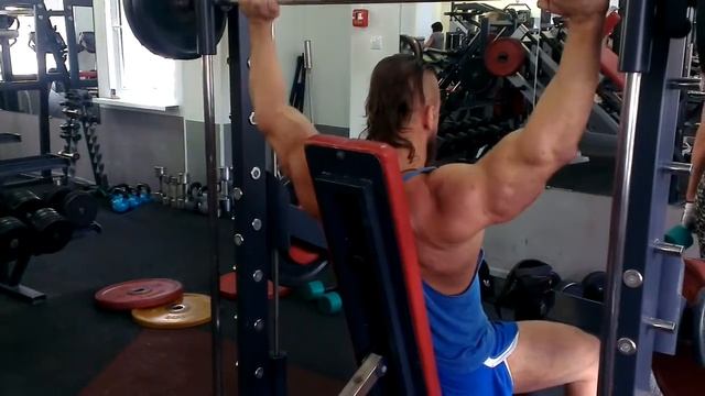 Жим из-за головы в машине Смитта смотреть онлайн