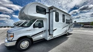 Шикарный американский автодом на 5 спальных мест с внешней кухней и слайдером. Four Winds 28Z