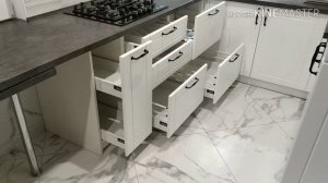 Кухня ПрИхОжАя с выкатной столешницей в классическом стиле.