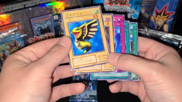 WOAH! Opening Vintage Japanese Yugioh Legend of Blue-Eyes White Dragon Packs! OCG Shiny Cards! смотреть онлайн