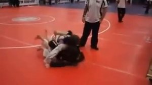 Джиу-Джитсу девушка против пацана