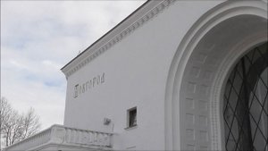 Привокзальная площадь и перрон жд вокзала в Великом Новгороде