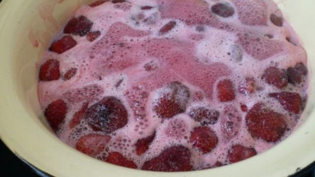 Клубничное варенье янтарное
