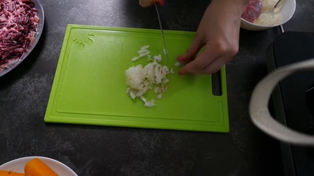 Салат на праздничный стол со свеклой и копченой колбасой смотреть онлайн