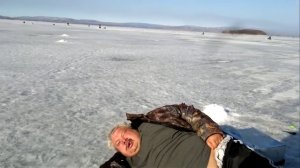 Рыбак спит на льду) Приколы)