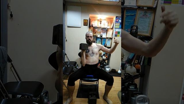 Жим весовой прямоугольной гири 20 кг., сидя 44 раза, верх дном! смотреть онлайн