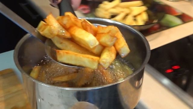 Салат из кальмаров креветок краба и гребешка с картошкой фри СУПЕР рецепт