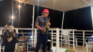 саксофонист в Сочи Илья Анисимов на морской прогулке на пароходе Дагомыс в Сочи