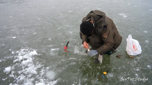 Зимняя рыбалка после оттепели 2019 - 20 . ( Ловля карася ) смотреть онлайн