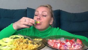 МУКБАНГ ПЛОВ С КУРИЦЕЙ, САЛАТ ПОМИДОРНЫЙ, ОВОЩИ/ Mukbang еда на камеру/ Русский мукбанг/Домашняя ед