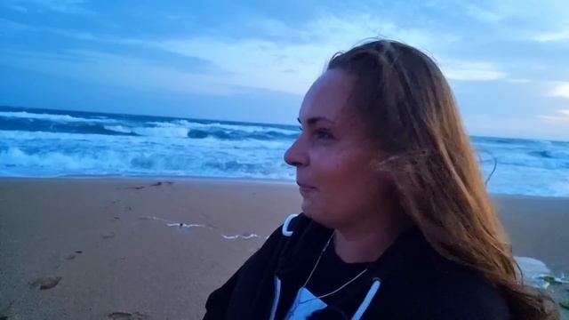 ОДНИ НА БЕРЕГУ МОРЯ. ОТДЫХАЕМ ДИКАРЕМ В ДОМЕ НА КОЛЁСАХ. ТЁПЛОЕ МОРЕ В БАРХАТНЫЙ СЕЗОН смотреть онлайн