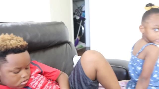 KIDS TAKES DAD CREDIT CARD TO BUY ROBUX IN ROBLOX! *BIG MISTAKE* смотреть онлайн