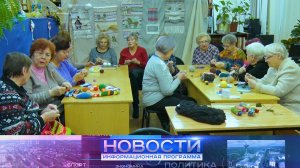 Интинские рукодельницы вяжут теплые вещи для наших военнослужащих.