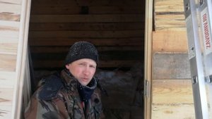 установка двери в баню