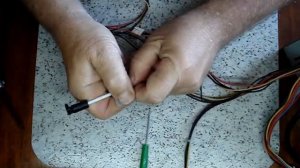 Как раскрыть и разобрать штекер в компьютерном разъёме БП