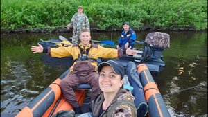 НА РЫБАЛКУ ПО ТАЕЖНОЙ РЕКЕ ДРУЖНОЙ КОМПАНИЕЙ.