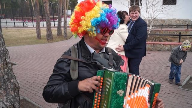 клоун паёт частушки весёлые)