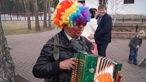 клоун паёт частушки весёлые)