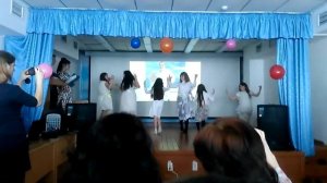 Девочки из 5 класса танцуют греческий танец СЕРТАКИ