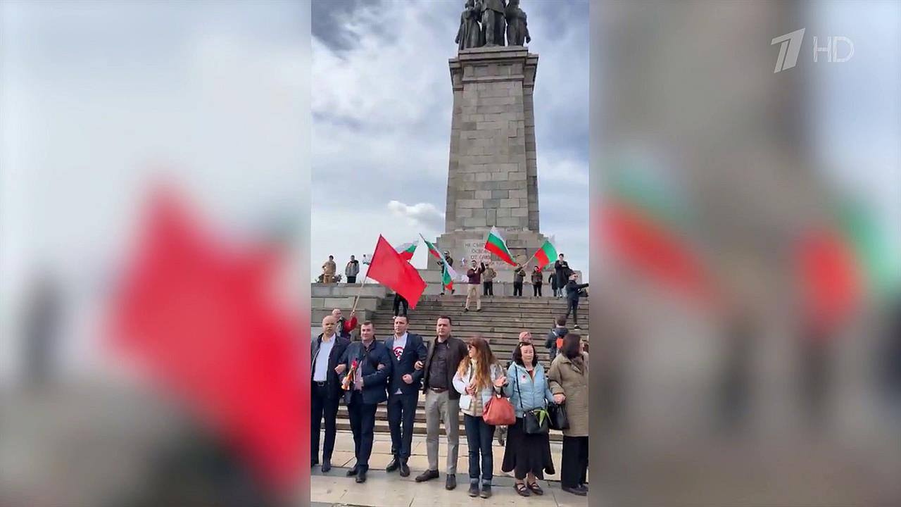 В столице Болгарии сотни людей вышли на защиту памятника советским воинам, освободившим страну.