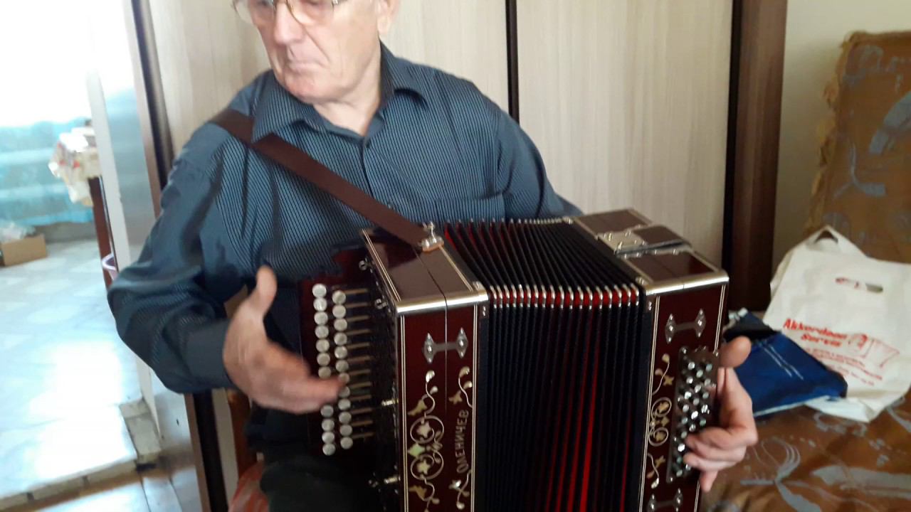 От людей на деревне не спрятаться (гармонь мастера Оленичева)