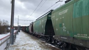 Зелёный электровоз ВЛ10У-999 с перегоняемым тепловозом ЧМЭ3-2622 и грузовым поездом