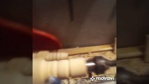 точим ножку для табурета на токарном станке по дереву