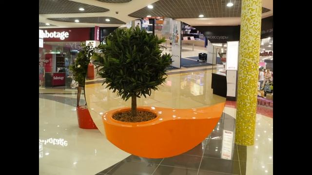 Скамейки с цветочницами в интерьере торговых центров и торгово-развлекательных комплексов