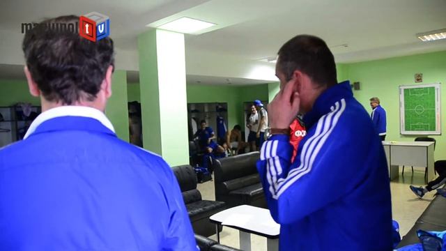 Футболисты "Ильичевца" празднуют победу смотреть онлайн