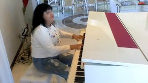 ОЧЕНЬ КРАСИВО ИГРАЕТ НА РОЯЛЕ РОЯЛЬ ПОЮ