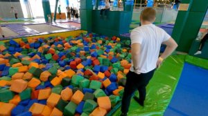 Батутный центр. Опасные игры в батутном центре