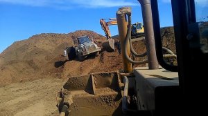 Перевернулся TEREX, карьерный самосвал.