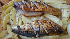 Скумбрия с картошкой запеченная в духовке.