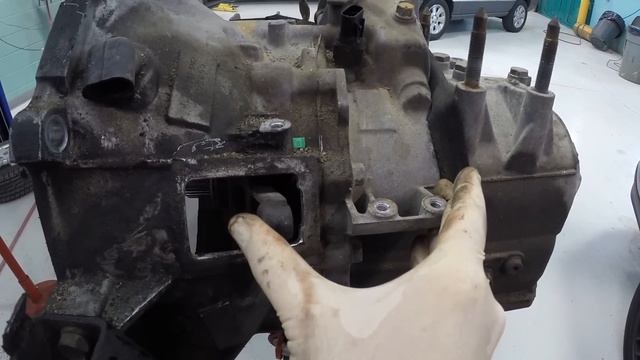 Releasing the Throwout Bearing from a Pull-Type Pressure Plate смотреть онлайн