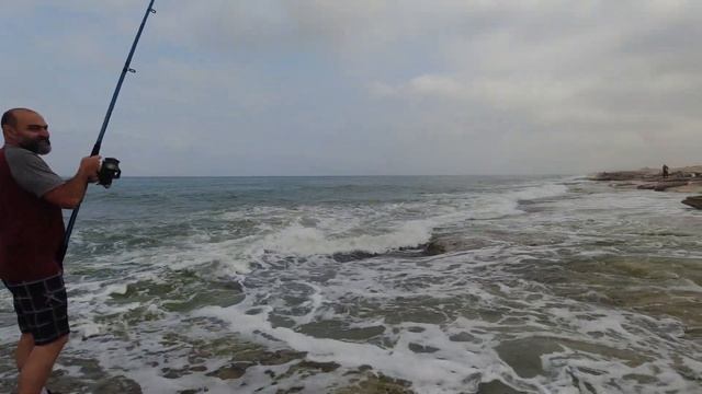 דיג בחוף חברת חשמל אשדוד, כריש, ברקודה 24/04/2021 Рыбалка в Ашдоде , акула, барракуда смотреть онлайн