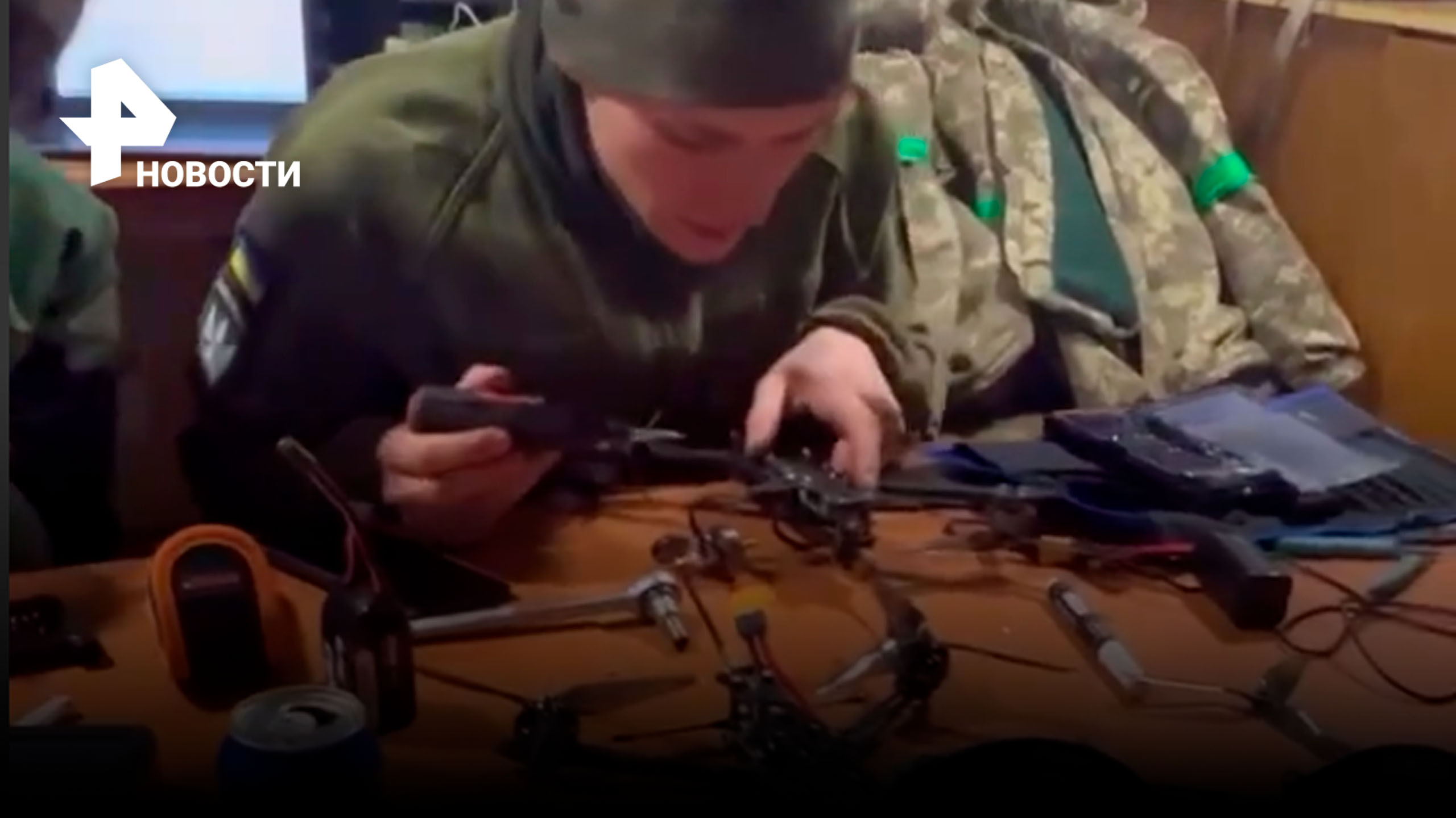 Украинские боевики показали "грязные бомбы" - процесс изготовления дронов-камикадзе / РЕН Новости