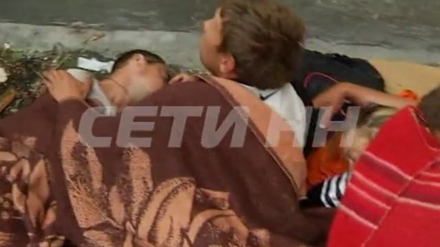 Ночлежкой для бомжей стала отмостка жилого дома в Ленинском районе.
