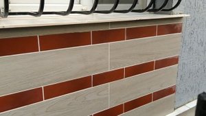 @0144 Под подоконниками из керамики/ на фасаде/ наклеил клинкерную плитку и керамогранит...