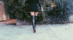 Чёрные высокие сапоги на высоком каблуке