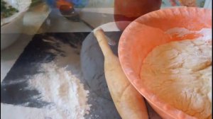 Маленький мальчик готовит пиццу