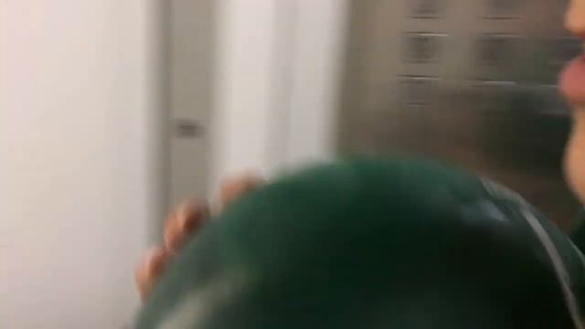 СКИНУЛИ ШАРИК С ВОДОЙ С 23 ЭТАЖА!!! ЧУТЬ НЕ ПОПАЛИСЬ! ??? смотреть онлайн