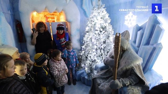 Во Владивостоке встретили праздничный поезд Деда Мороза