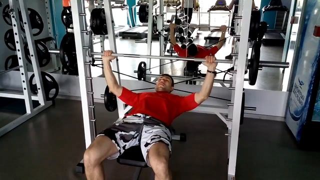 Жим лежа с амортизатором в машине Смита смотреть онлайн